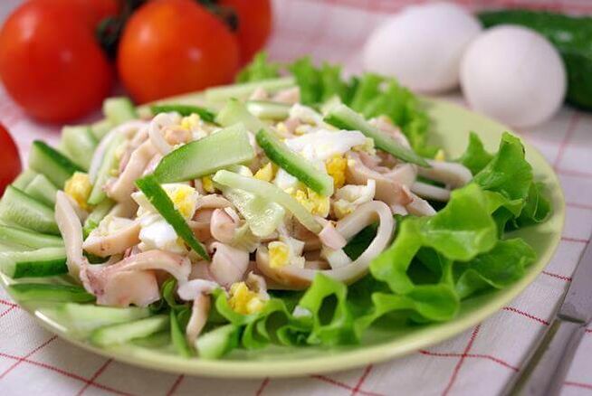 ကာဗိုဟိုက်ဒရိတ်နည်းသော အစားအစာတွင် ကြက်ဥနှင့် သခွားသီးနှင့် Calamari Salad